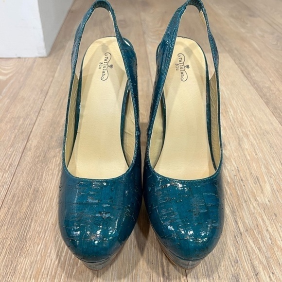 Tallulah Blu Sexy Teal Textured Round Toe Pumps - Picture 14 of 15